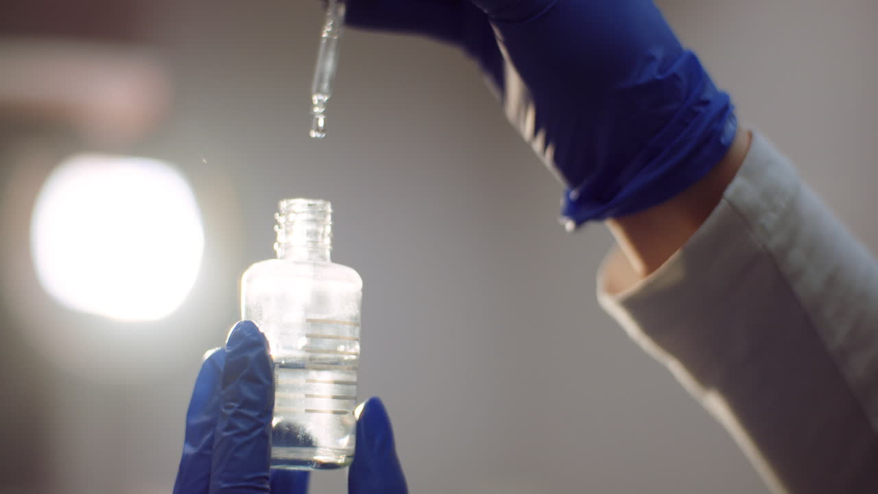 una científica que usa una pipeta analiza un líquido 2