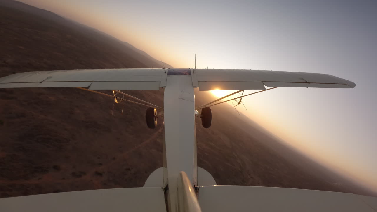 Aereo leggero in volo sopra le praterie della savana all'alba
