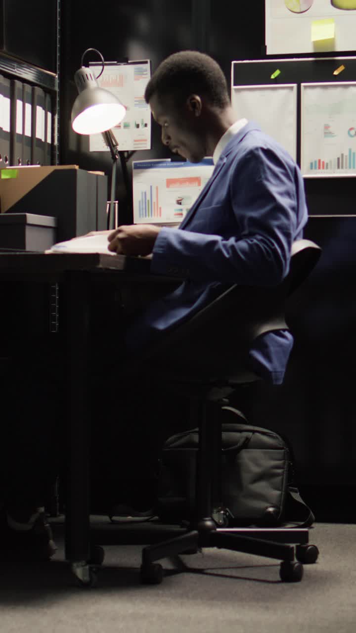 Colleghi che lavorano insieme su grafici in ufficio