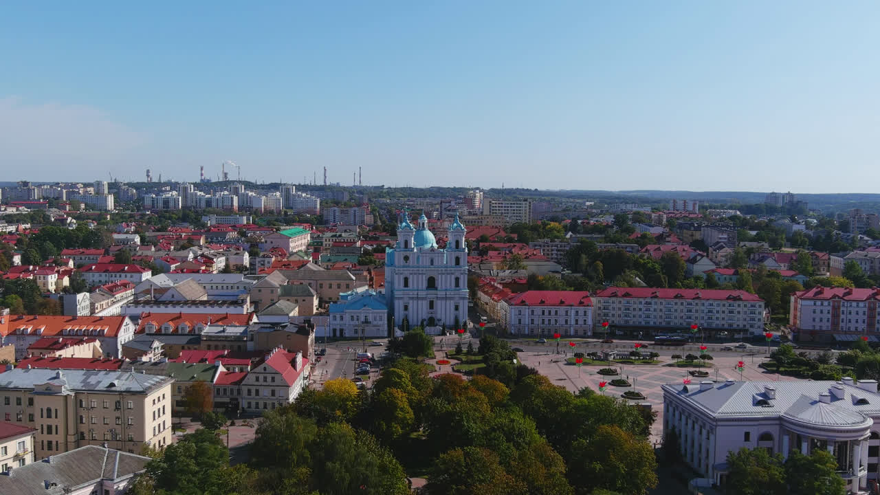 Letecký pohled na město Grodno s katedrálou, hustou městskou zástavbou a střechami s širokým výhledem na panorama v Bělorusku.