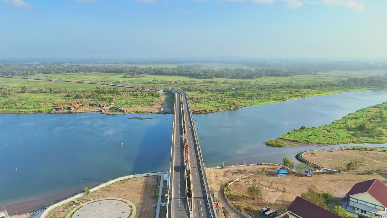 인도네시아 반투르의 데포크 해변 근처 오파크 강을 가로지르는 크레테크 2 다리의 공중 사진