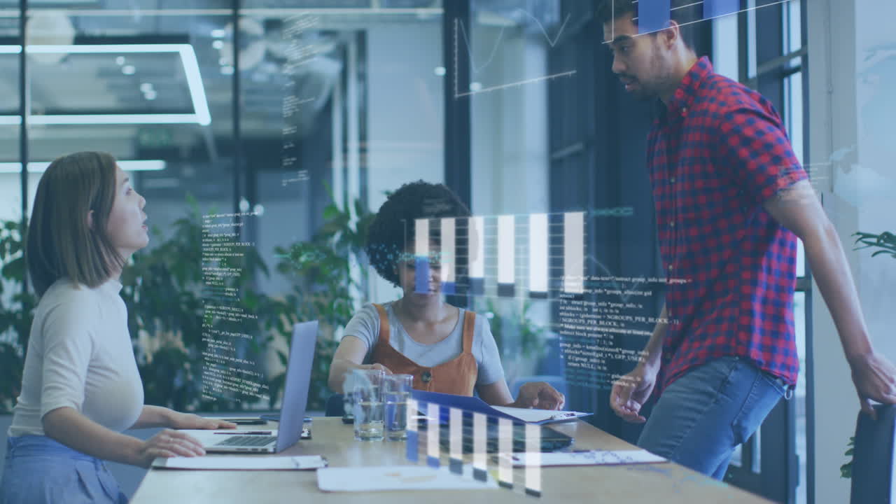 animación de gráficos, globos, lenguaje informático sobre diversos compañeros de trabajo compartiendo ideas en la oficina