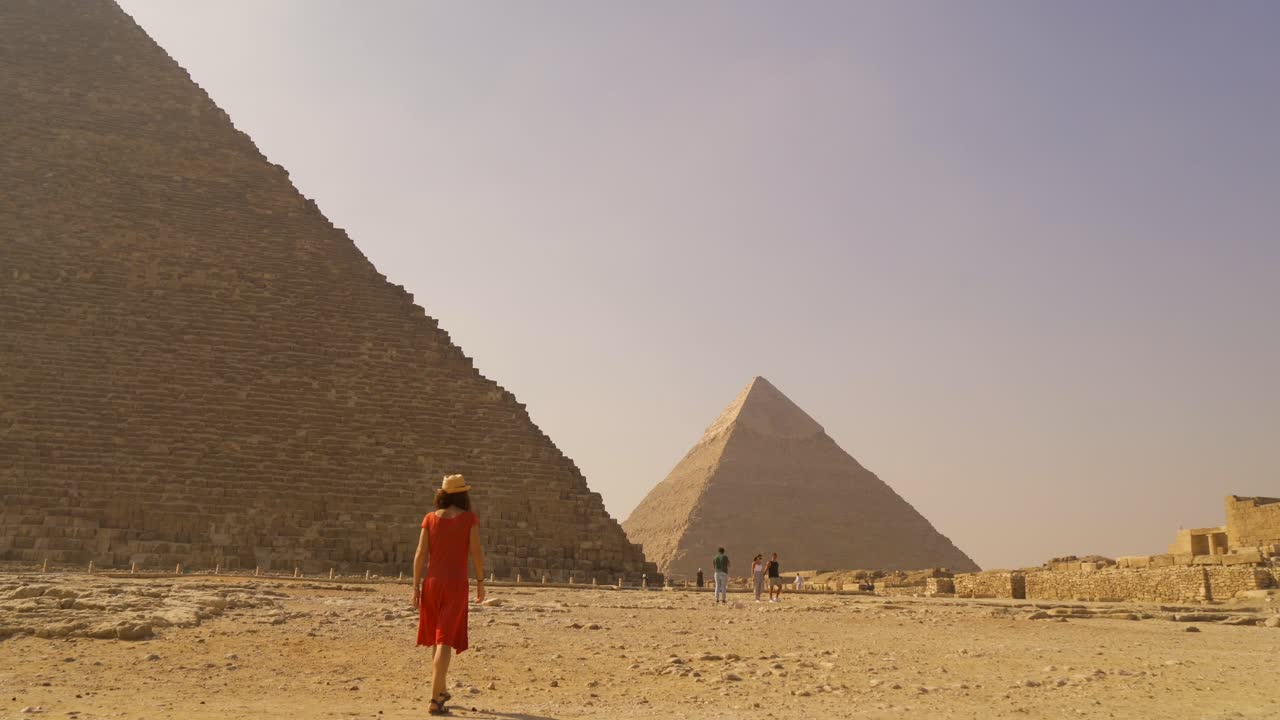 Donna in visita alle Piramidi di Giza