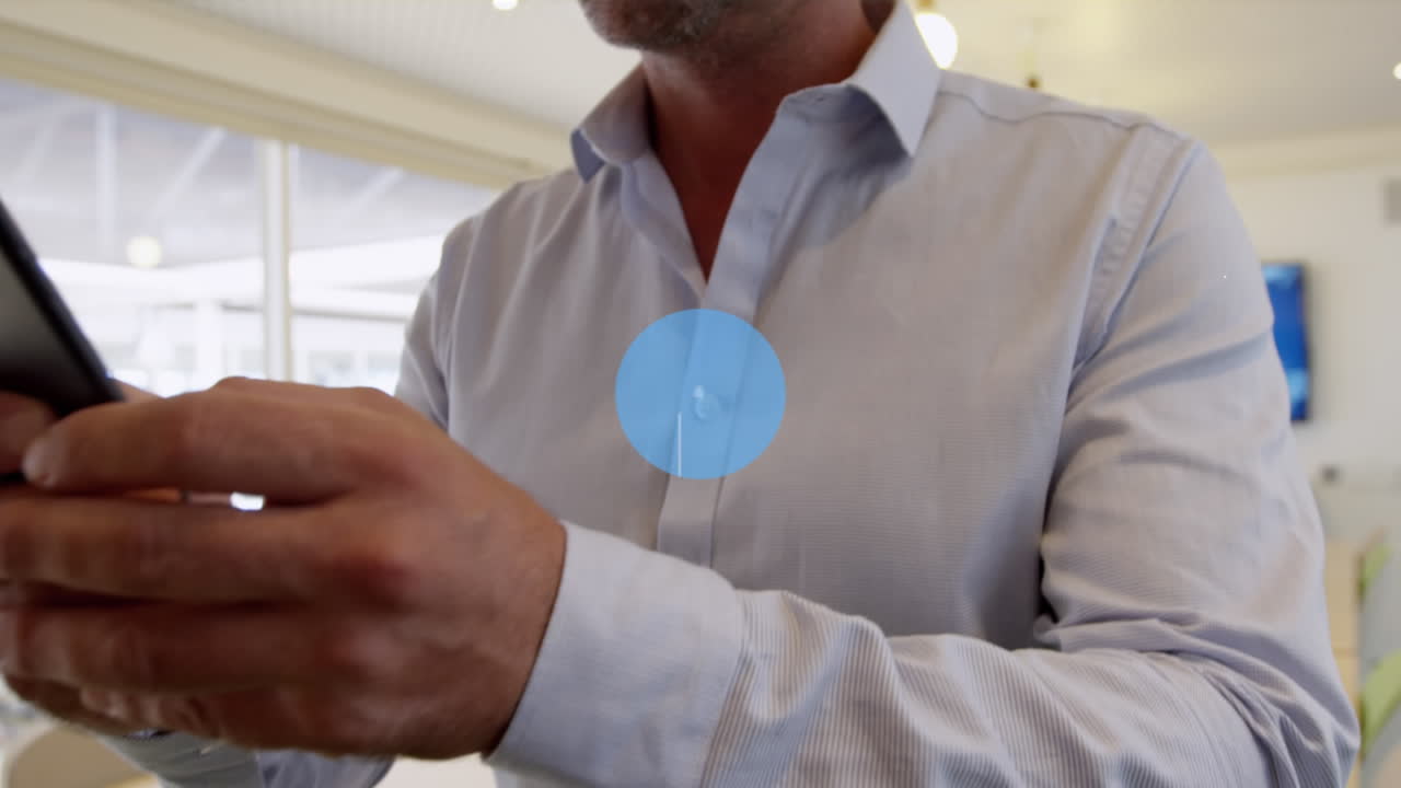 animación de una red de conexiones con iconos de los medios de comunicación sobre un hombre biracial que usa un teléfono inteligente