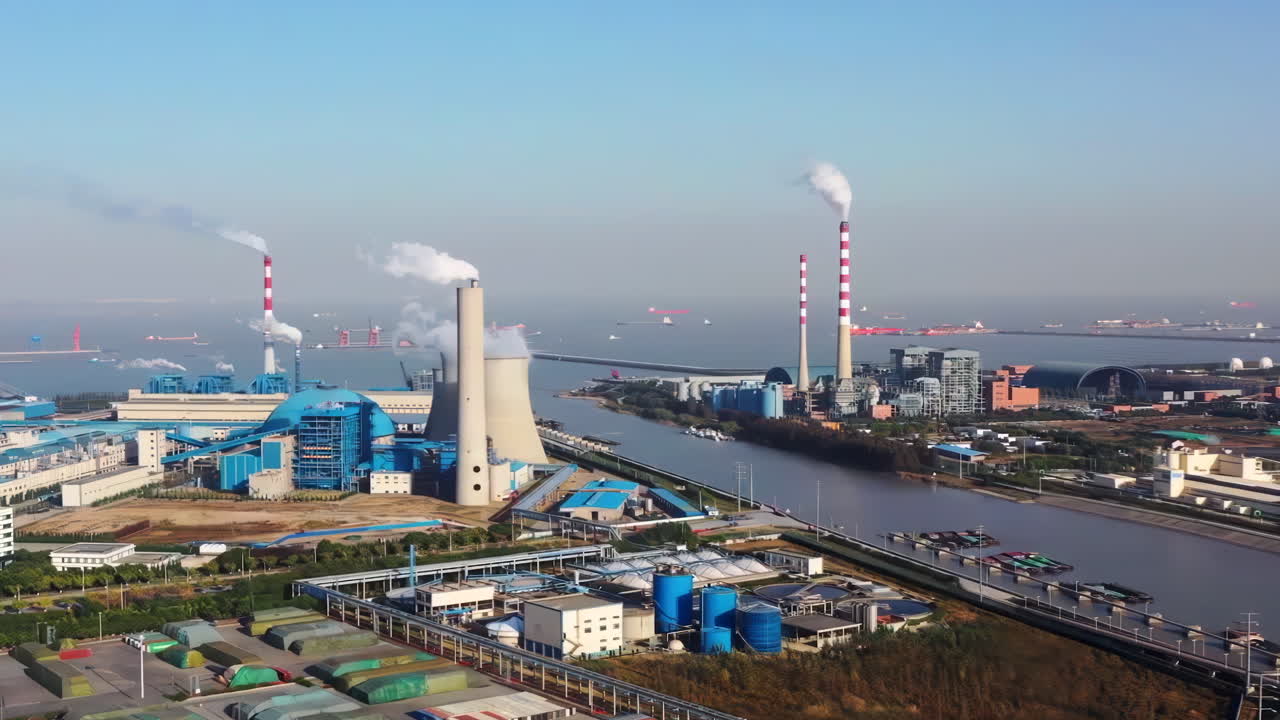 석탄 연료 증기 발전소, 화학 제품 생산 시설 및 대형 선박 항구 입구의 공중 사진