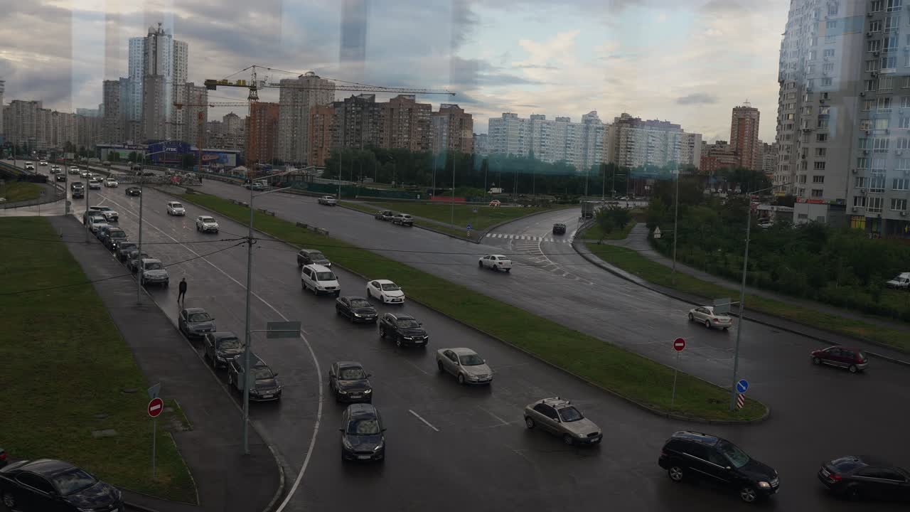 городской вид на улицу в облачный дождливый день