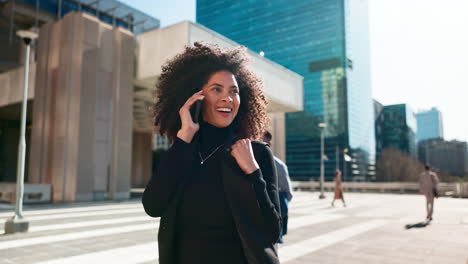 Walking,-city-or-happy-businesswoman-on-a-phone