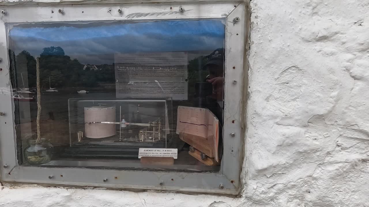 역사적인 기상 스테이션과 해안 디스플레이