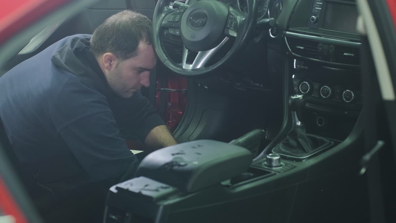 limpieza profesional de automóviles. lavado de sars. detalles interiores. limpieza en seco y detalles del interior de un automóvil. limpeza profunda de la carrocería y los asientos del automóvil. limpia de espuma en el lavado de automóviles; limpieza del panel del automóvil del polvo. un aspirador