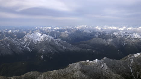 Paisaje-Invernal-Con-Montañas-Nevadas.-Aéreo