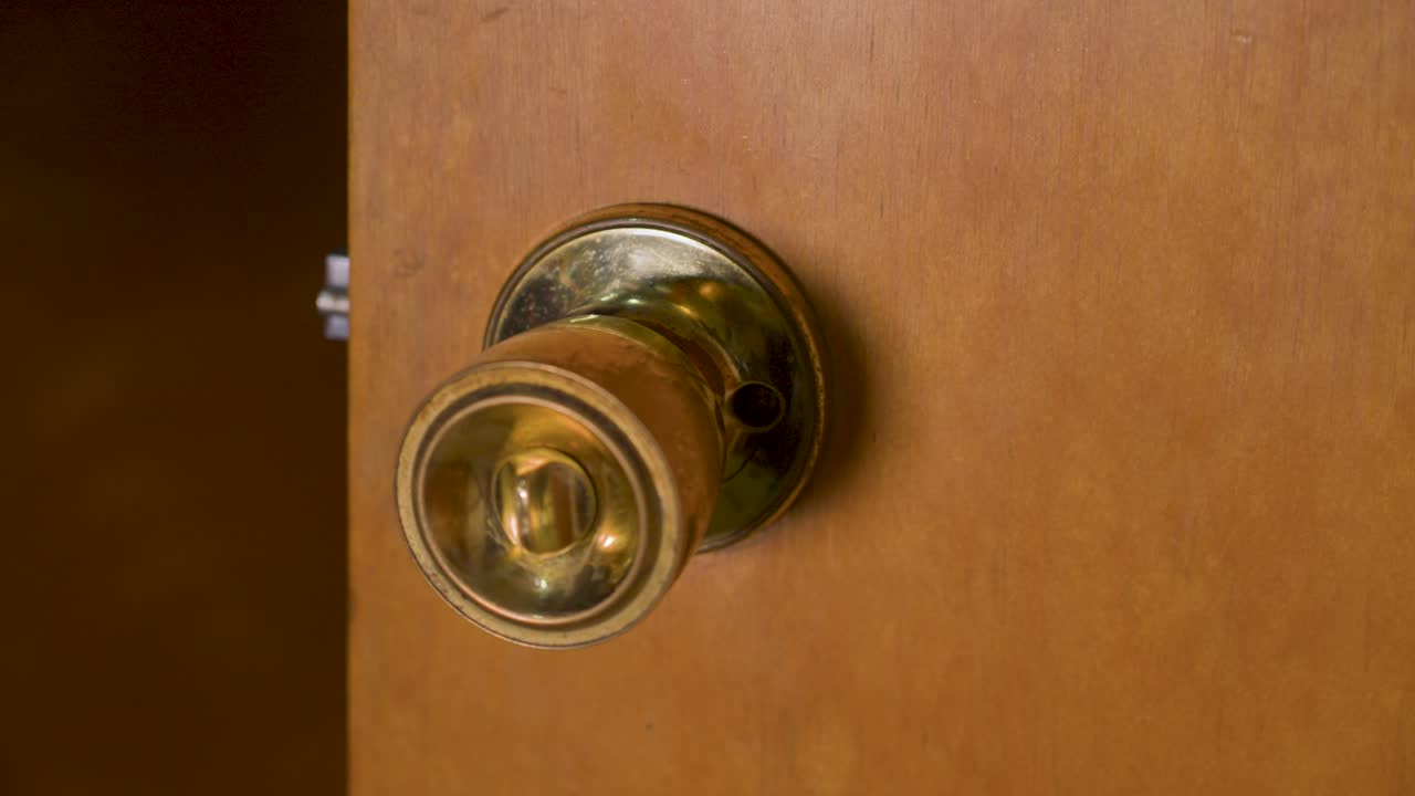 Placing a drill it on the holding screw of the handle