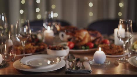 mesa festiva de pavo asado de acción de gracias. tiro rodante 4k