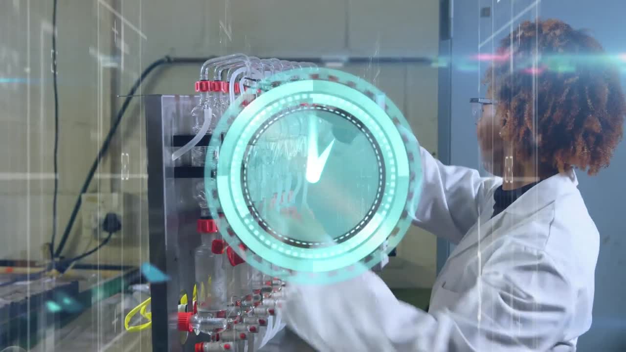 animación de un reloj en movimiento sobre una científica afroamericana que trabaja en un laboratorio