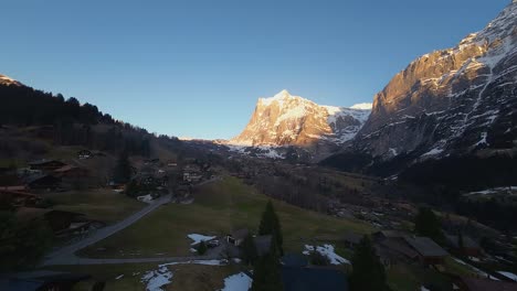 Escarpado-Acantilado-Iluminado-Por-La-Luz-Del-Atardecer.