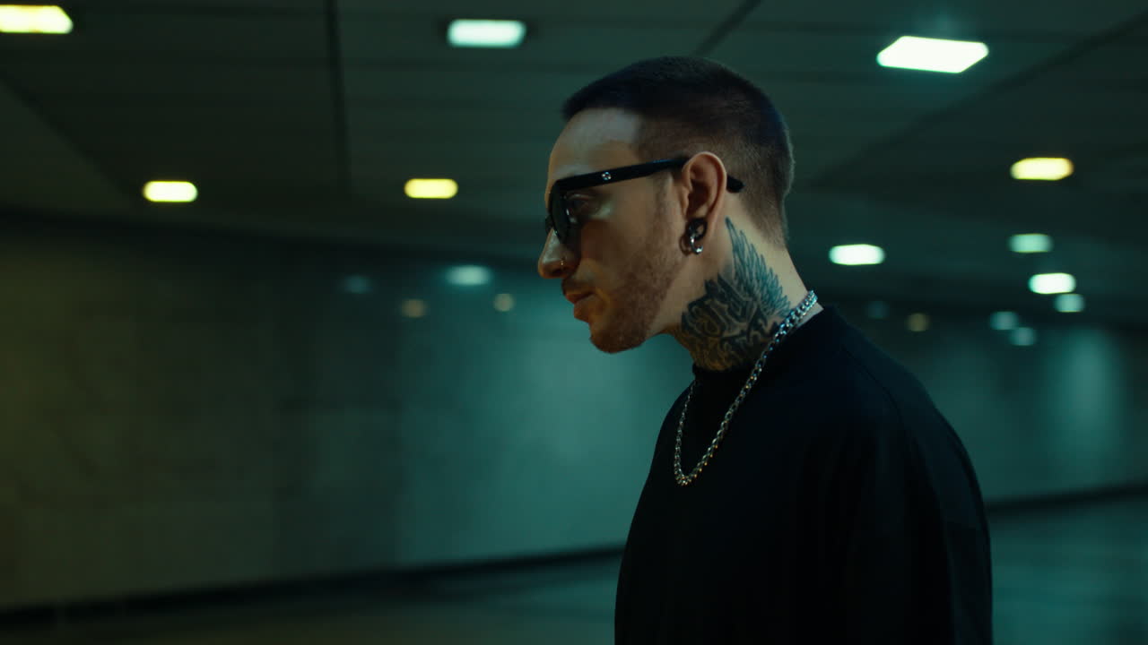 hombre elegante en un entorno urbano