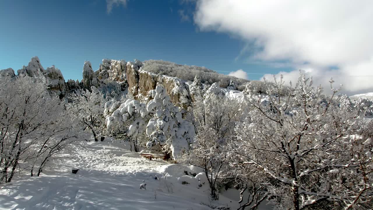 снежный горный пейзаж