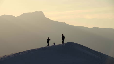 Turistas-Con-Siluetas-Toman-Fotos-En-Una-Duna-De-Arena-En-El-Parque-Nacional-De-Arenas-Blancas,-4k