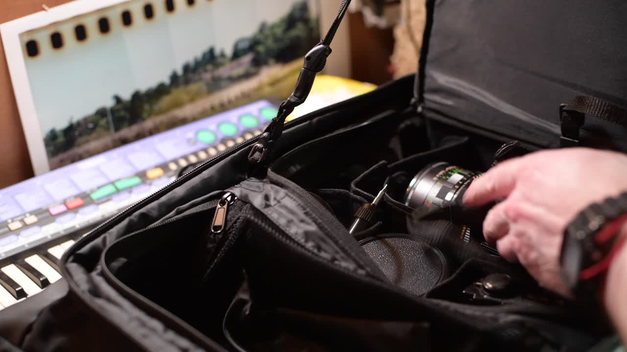 사진 촬영을 위해 빈티지 중형 아날로그 필름 카메라를 포장하고 있습니다.