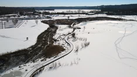 volando rápido sobre un estanque de pesca congelado en invierno en el parque liberty en clarksville, tennessee