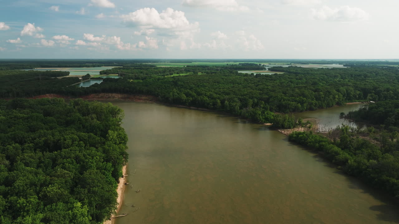 vista aérea del río blanco con paisaje boscoso en el parque de la orilla del río de twin city, de valls bluff, arkansas, estados unidos