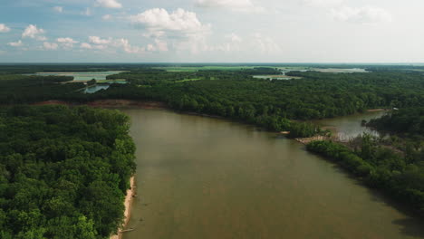 Vista-Aérea-Del-Río-Blanco-Con-Paisaje-Boscoso-En-Twin-City-Riverfront-Park,-De-Valls-Bluff,-Arkansas,-Estados-Unidos