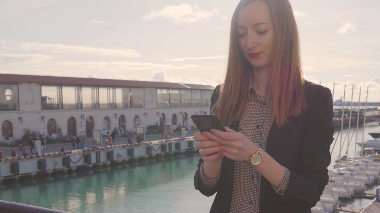 mujer de negocios usando el teléfono en el puerto