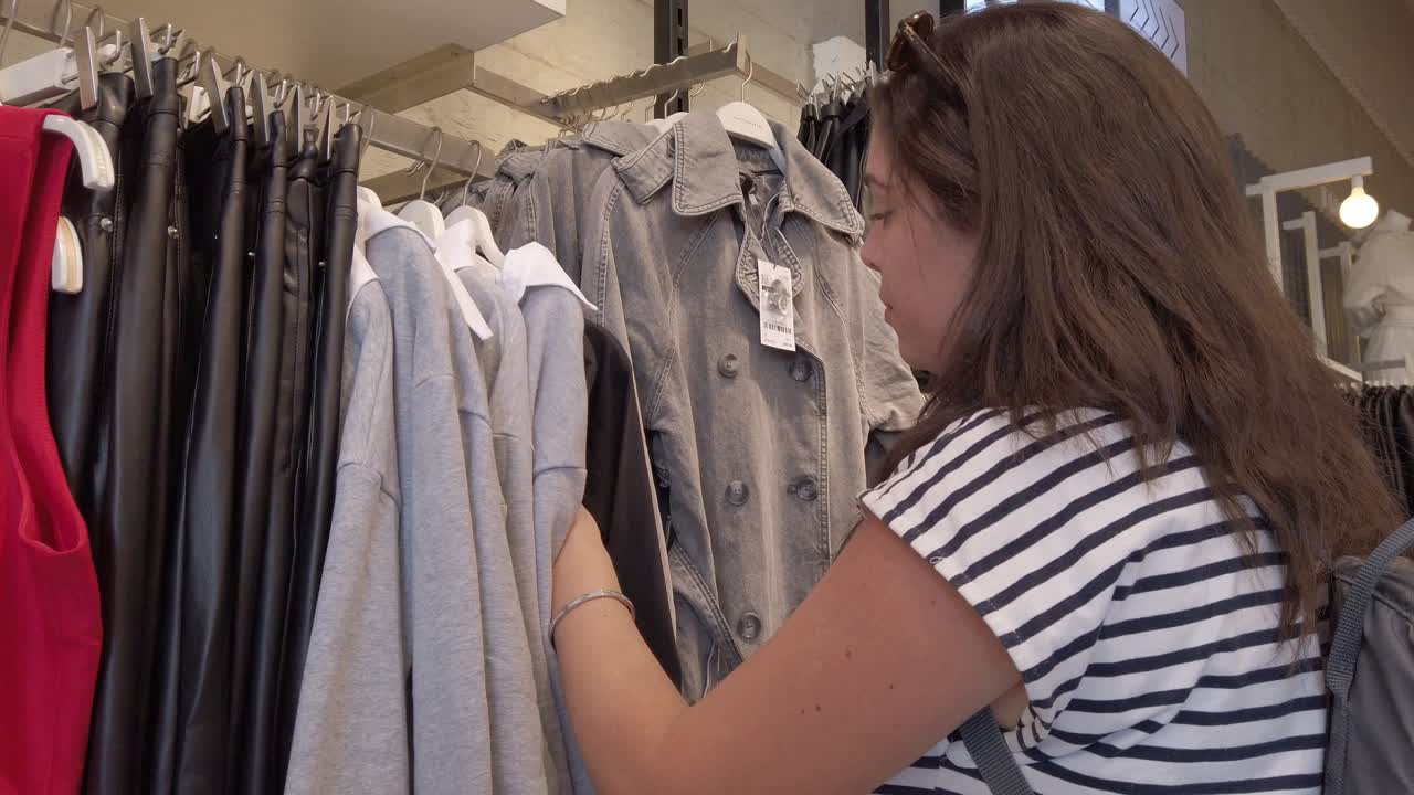 mujer comprando ropa en una tienda minorista