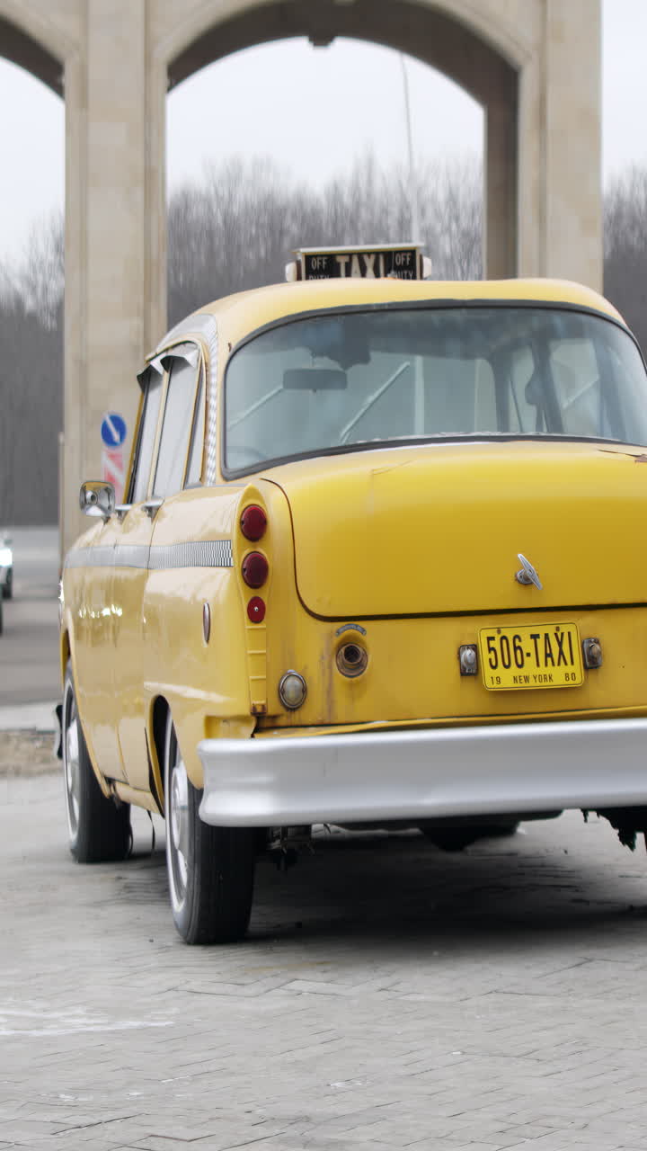 Ein altes gelbes Taxi