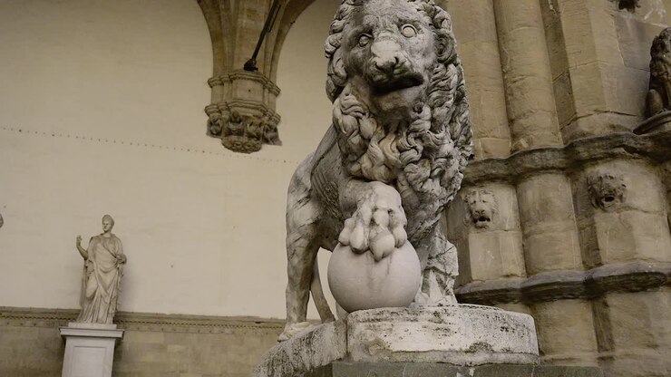 Scultura del leone di Flaminio Vacca esposta nella Loggia dei Lanzi, una galleria di sculture a cielo aperto di arte antica e rinascimentale in Piazza della Signoria, una piazza monumentale di Firenze, Italia