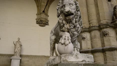 Escultura-Del-León-De-Flaminio-Vacca-Exhibida-En-La-Loggia-Dei-Lanzi,-Una-Galería-De-Esculturas-Al-Aire-Libre-De-Arte-Antiguo-Y-Renacentista-En-La-Piazza-Della-Signoria,-Una-Plaza-Monumental-De-Florencia,-Italia.