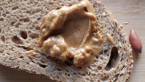mantequilla de maní en pan de trigo entero