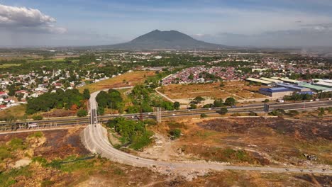 Tráfico-En-La-Carretera-Asiática-En-La-Zona-Rural-De-La-Ciudad-De-San-Fernando-Al-Atardecer