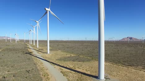 una buena antena ascendente sobre un parque eólico del desierto de mojave mientras genera energía limpia para california 1