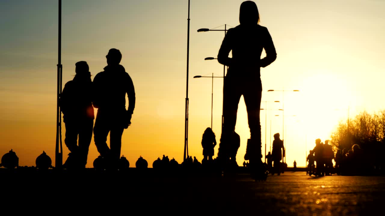 사람들이, 가족, 친구, 가을에 공원에서 군중의 실루