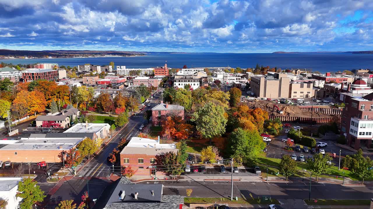 Paesaggio urbano e lungomare di Traverse City con edifici, alberi dai colori autunnali, Michigan, USA