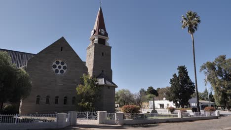 Arquitectura-De-Piedra-De-La-Iglesia-Reformada-Holandesa,-Loxton-Rsa,-Palmera