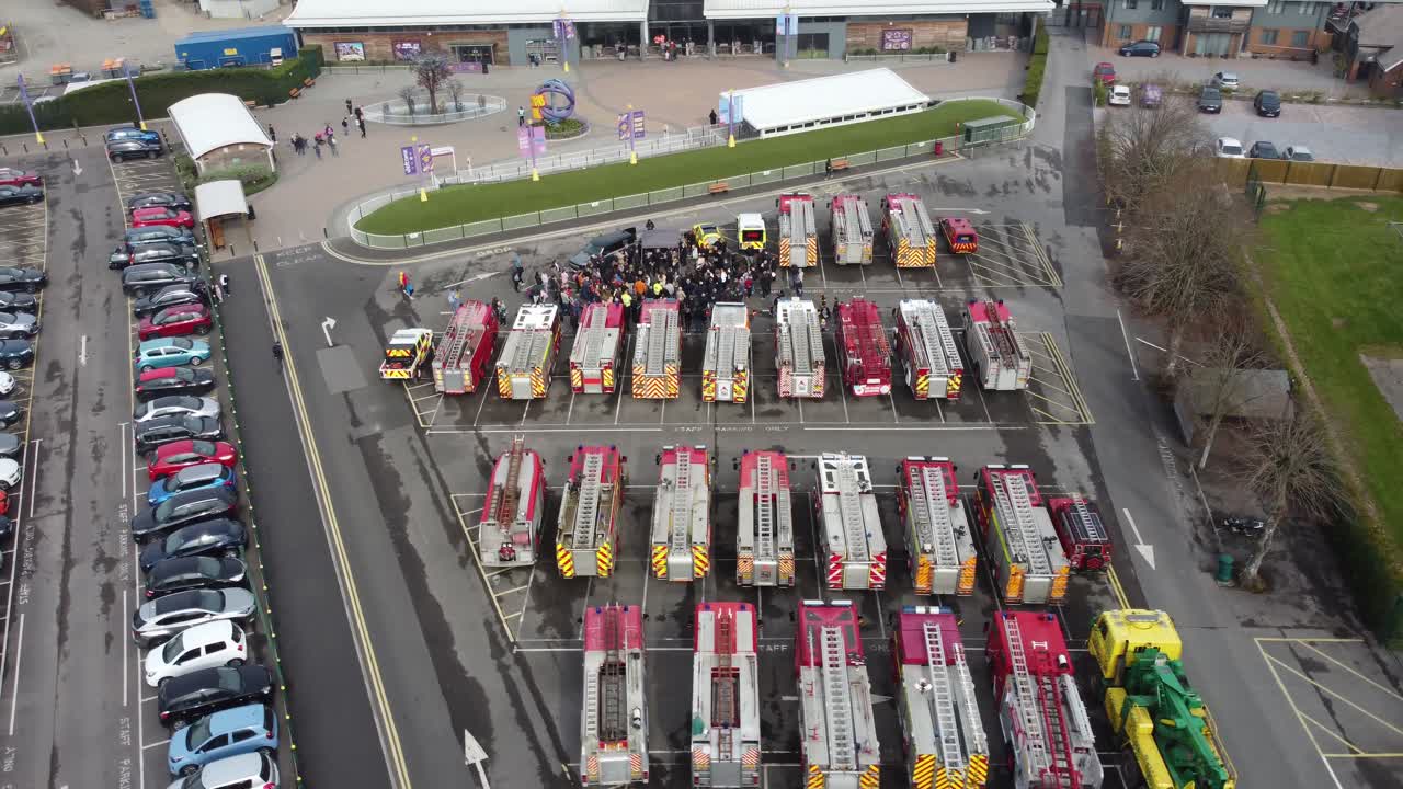 el motor de bomberos de piam brown se ejecuta en el clip 8