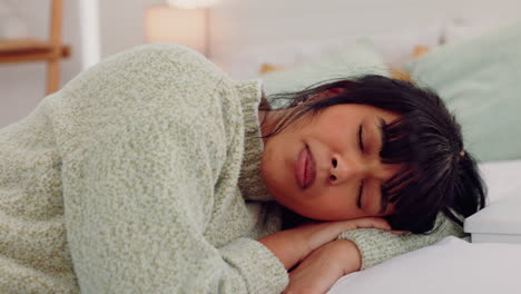 depresión, teléfono y mujer triste en una cama