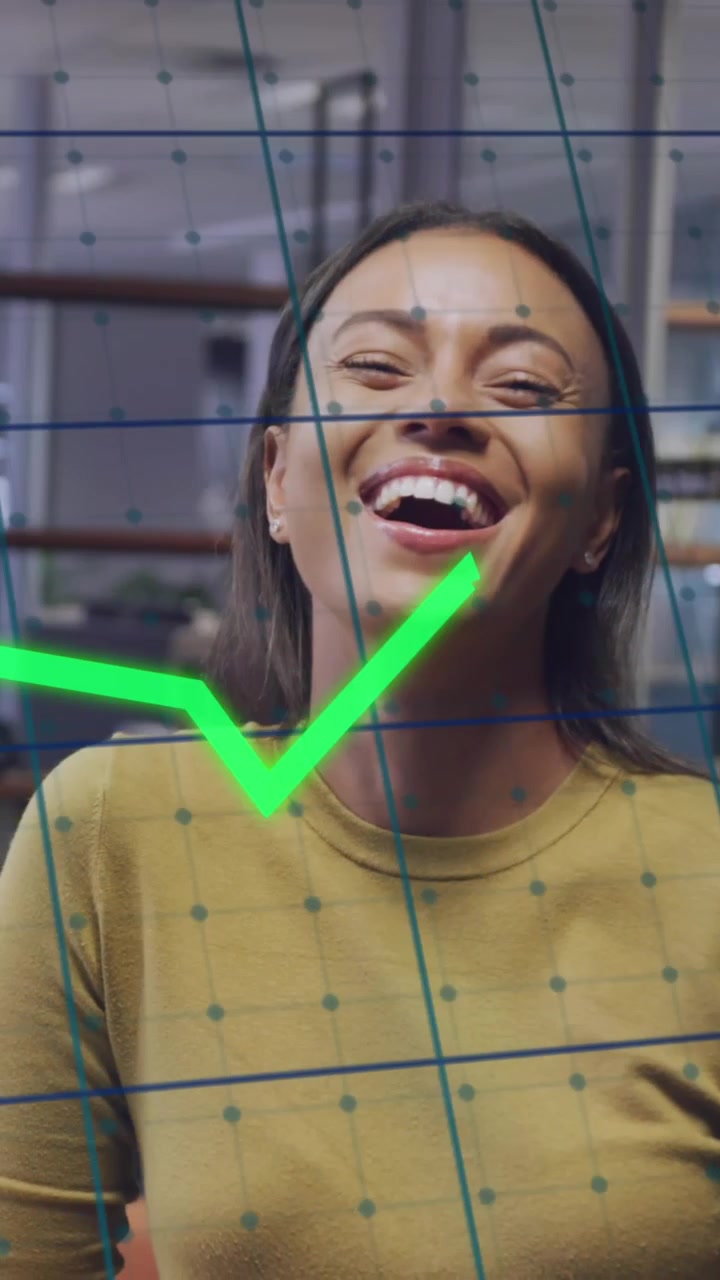 Animación de procesamiento de datos sobre una empresaria sonriendo en la oficina