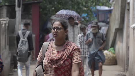 personas caminando por una calle de la ciudad