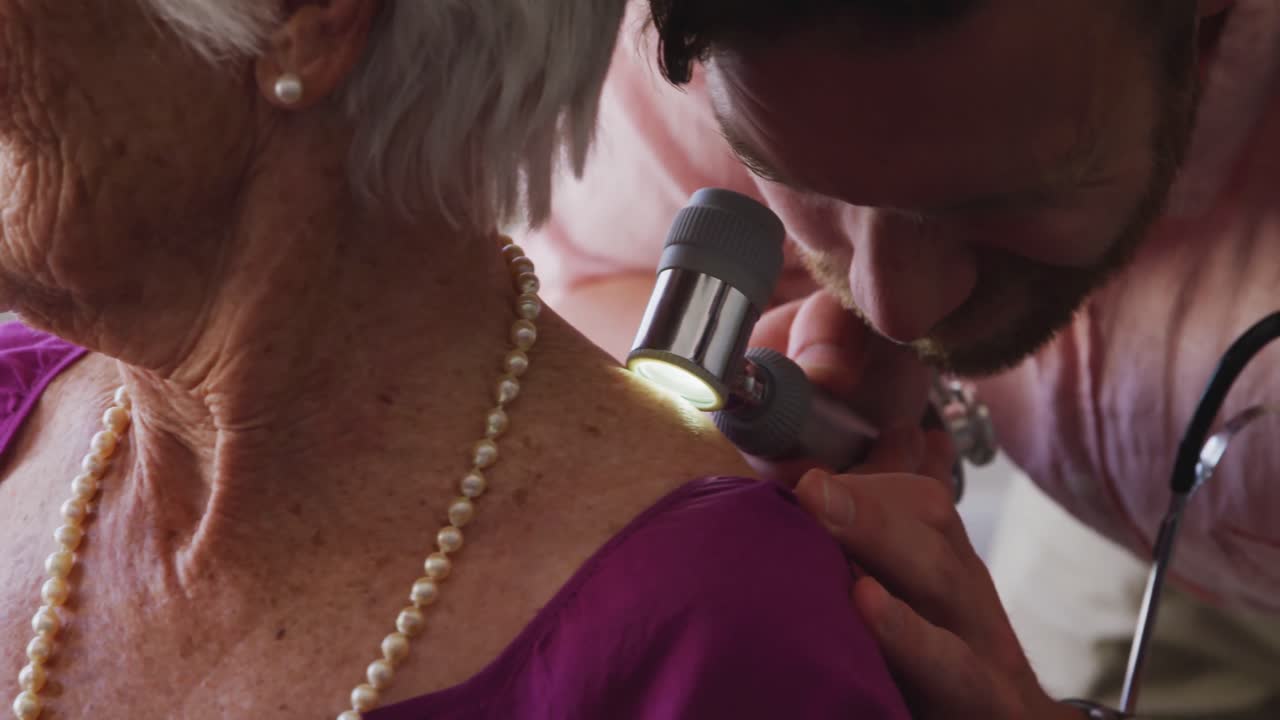 médico examinando a una mujer mayor en un hogar de ancianos