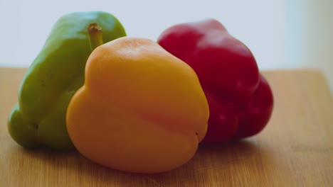 Grüner,-Gelber-Und-Roter-Paprika,-Nahaufnahme