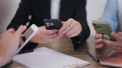 Tres-Mujeres-Enviando-Mensajes-De-Texto,-Primer-Plano-De-Manos-Y-Teléfonos-Inteligentes