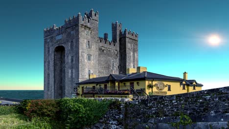 una edición especial de fx del mundialmente famoso castillo de bunratty y el pub de dirty nelly en el condado de clare, irlanda