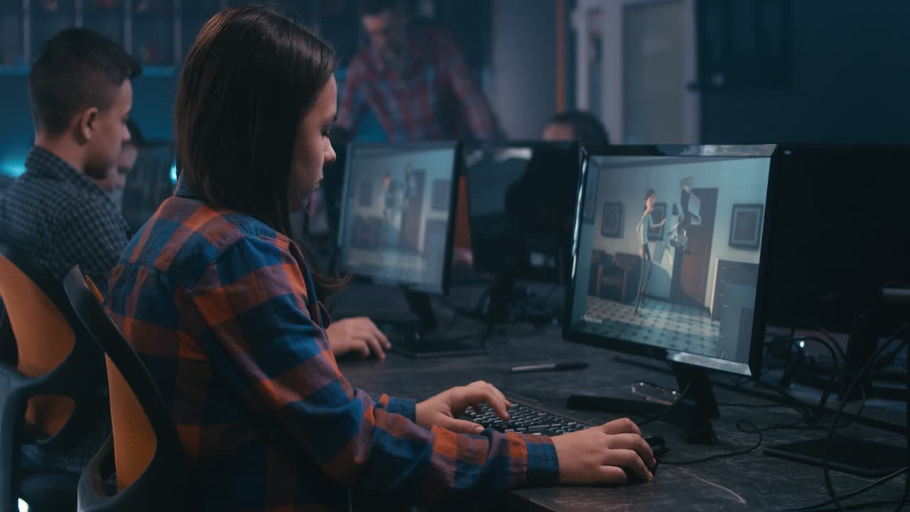 estudiantes que trabajan con computadoras en un aula