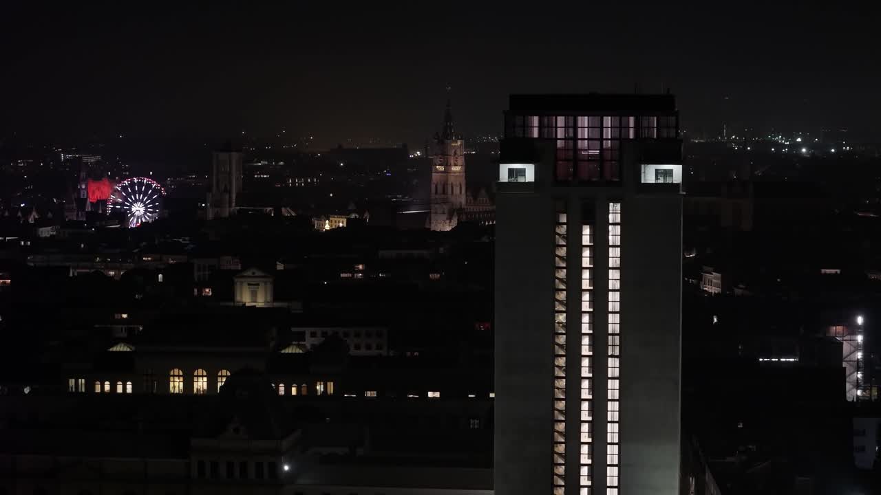 Salendo sulla Book Tower a Bruges fino in cima, si rivela il paesaggio urbano illuminato e lo skyline suggestivo durante le ore serali.