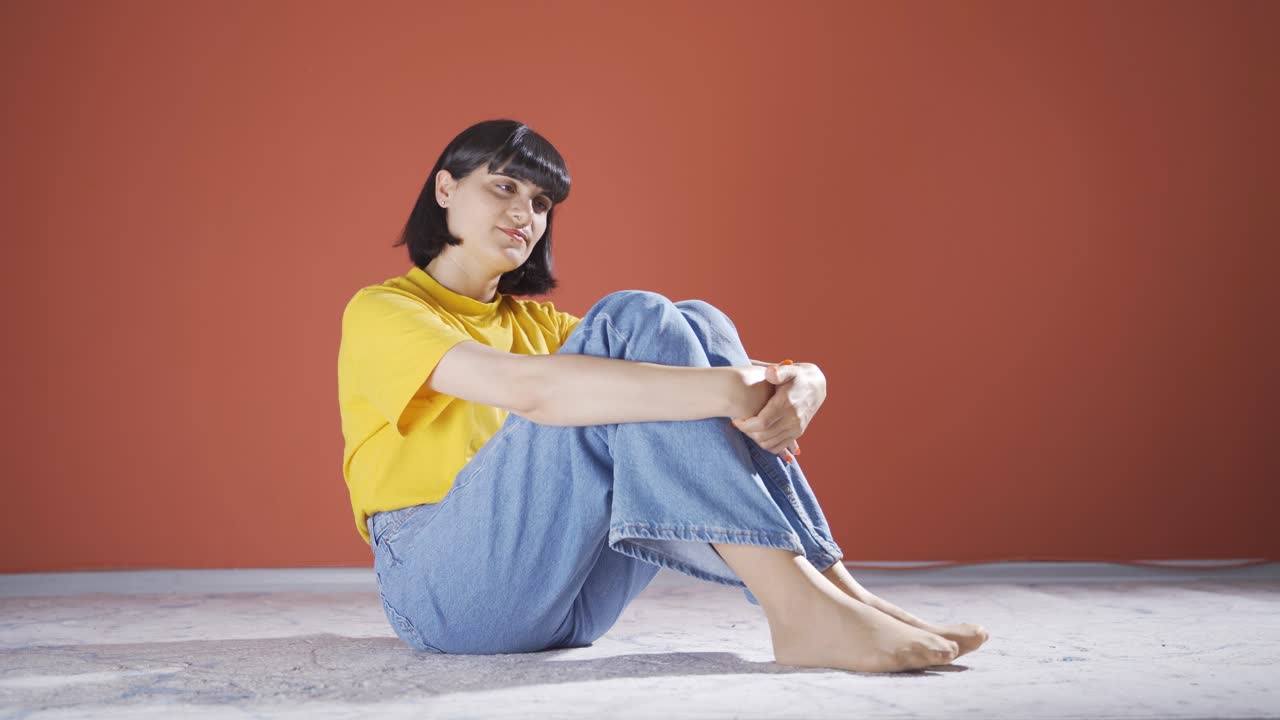 슬프고 슬픈 추억을 생각하는 여자.