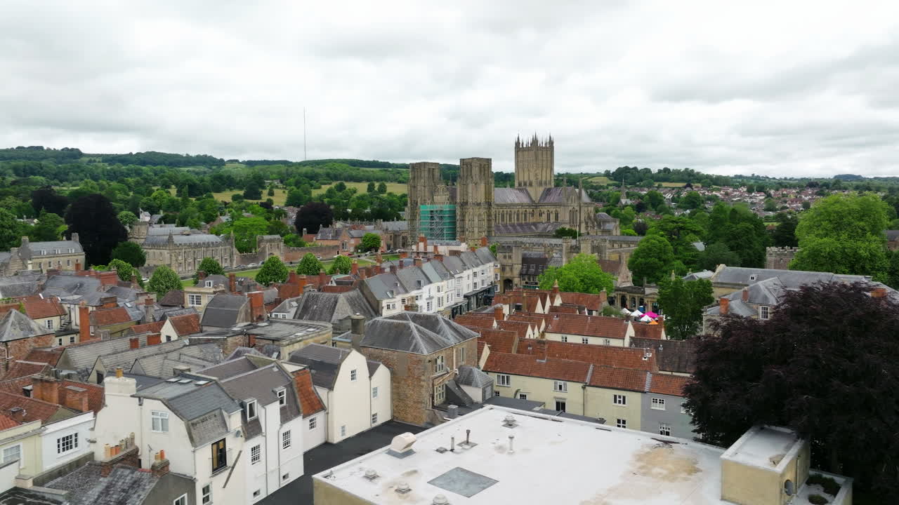 Vista aerea di case residenziali e della Cattedrale di Wells a Wells, Somerset, Inghilterra