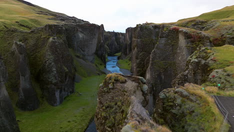 el enorme cañón de fjadrargljufur en el sur de islandia, fotografiado por un avión no tripulado