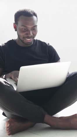 hombre usando una computadora portátil